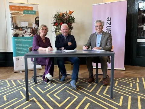 3 mensen die een nieuwe samenwerkingsagenda ondertekenen