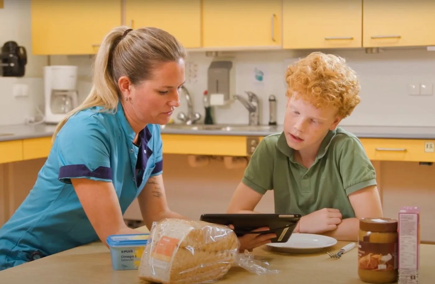 Kind met behandelaar