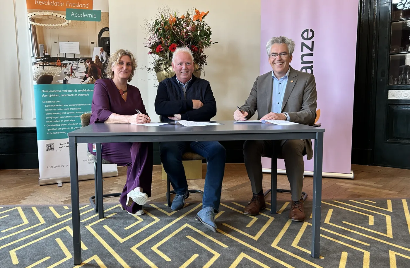 3 mensen die een nieuwe samenwerkingsagenda ondertekenen